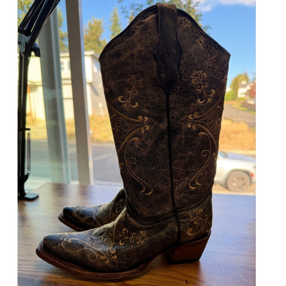 Circle G by Corral Women's Distressed Black Embroidered Western Snip Toe Boots 6